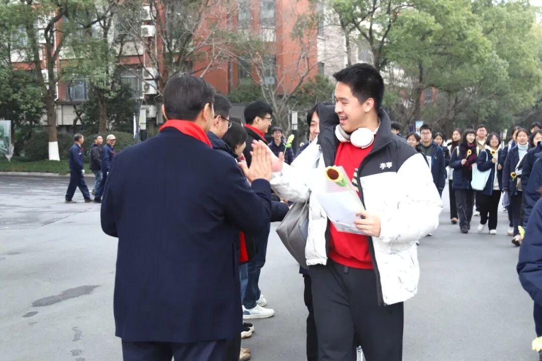 2026年浙江高考首场考试来了 余杭7562人奔赴考场